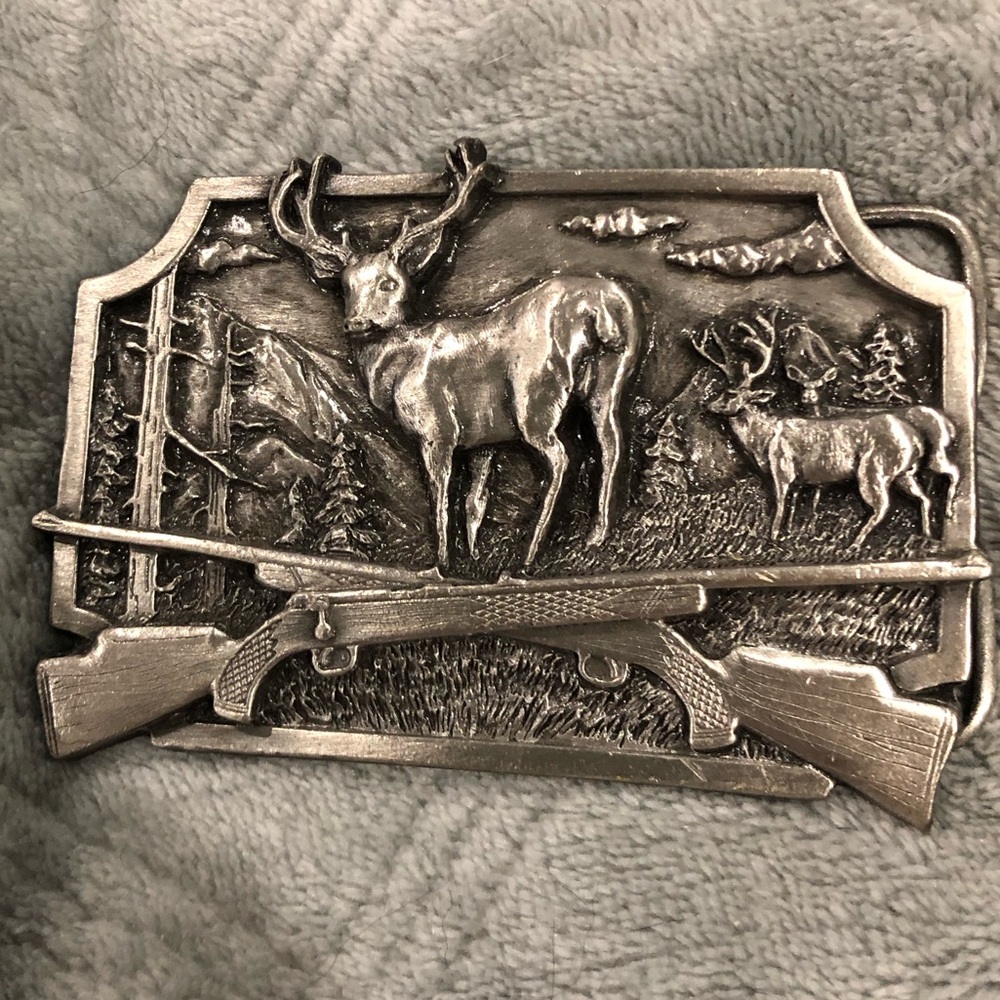 COPY - Vintage 1982 Siskiyou Pewter Belt Buckle Depicting Buck and Rifle 3”